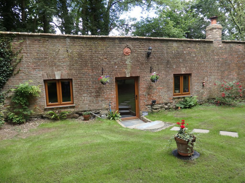 Ferienwohnung The Potting Shed Little Torrington Exterior foto
